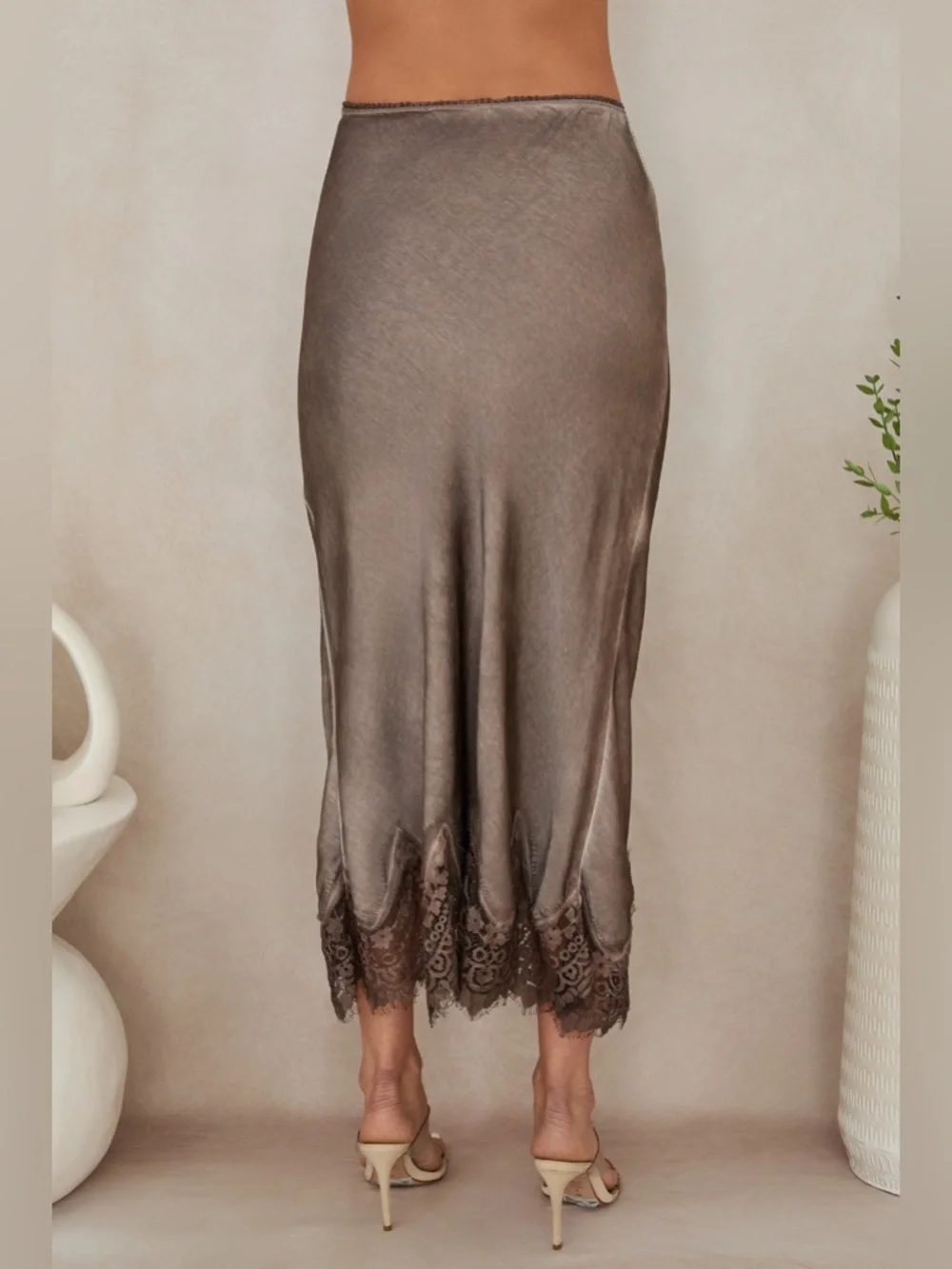 (235132/6292-COTT) VISCOSE MAXI SKIRT WITH LACE HEM - Picture 4 of 6